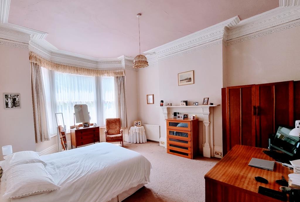 Lot: 77 - SUBSTANTIAL PERIOD PROPERTY WITH POTENTIAL FOR DEVELOPMENT, SET IN ONE-THIRD OF AN ACRE - good sized main bedroom
